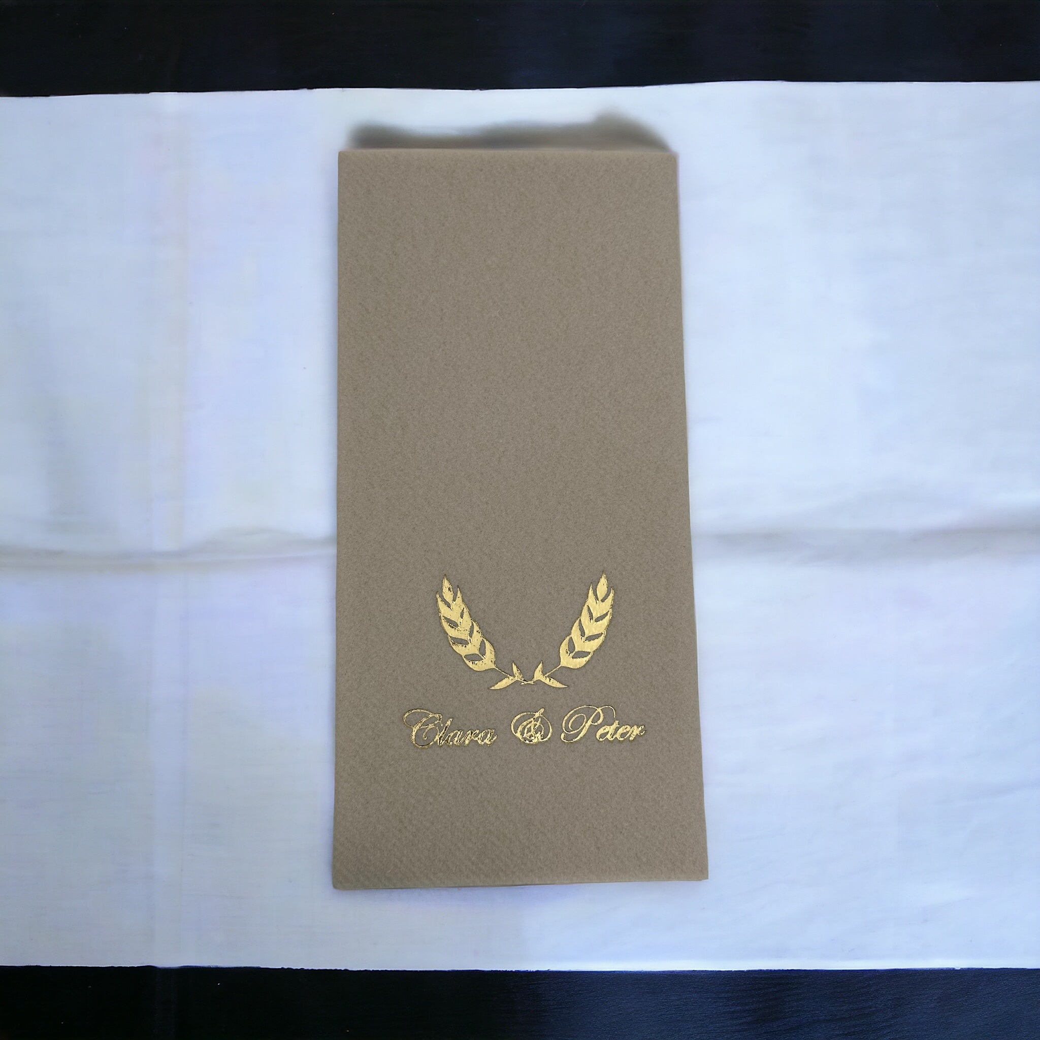 Kişiselleştirilmiş Kanat / Çelenk Kumaş Dokulu Airlaid Servis Peçetesi 40x40